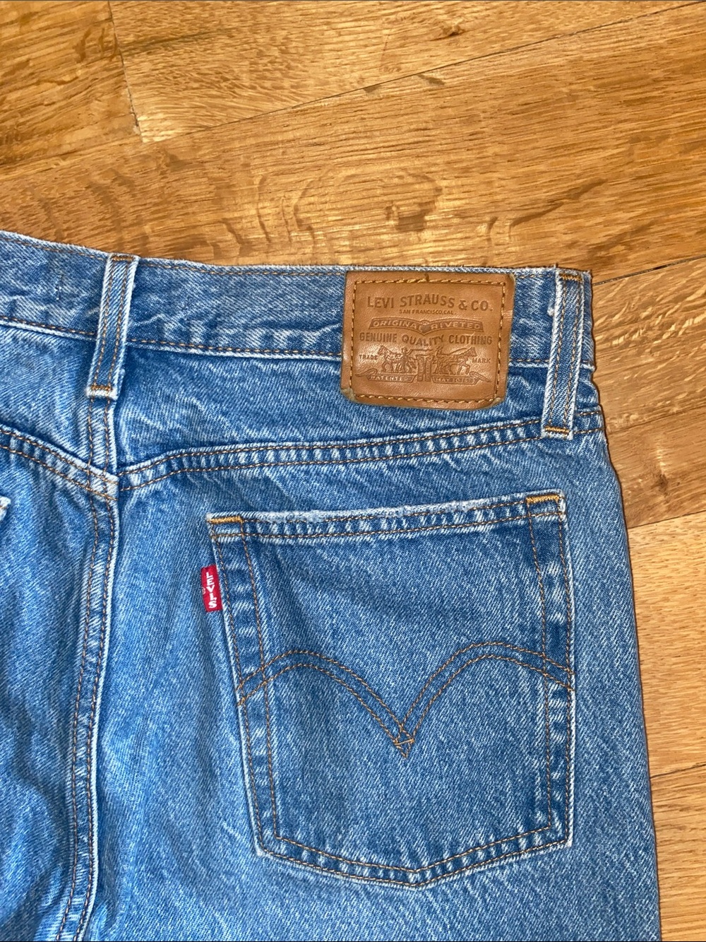 Levi’s Wedgie Fit Blue Denim Jeans Factory Distressed Button Fly Tapered 27 - Picture 6 of 16